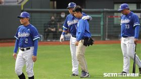 ▲富邦悍將外野手胡金龍自打球退場。（圖／記者劉彥池攝影）