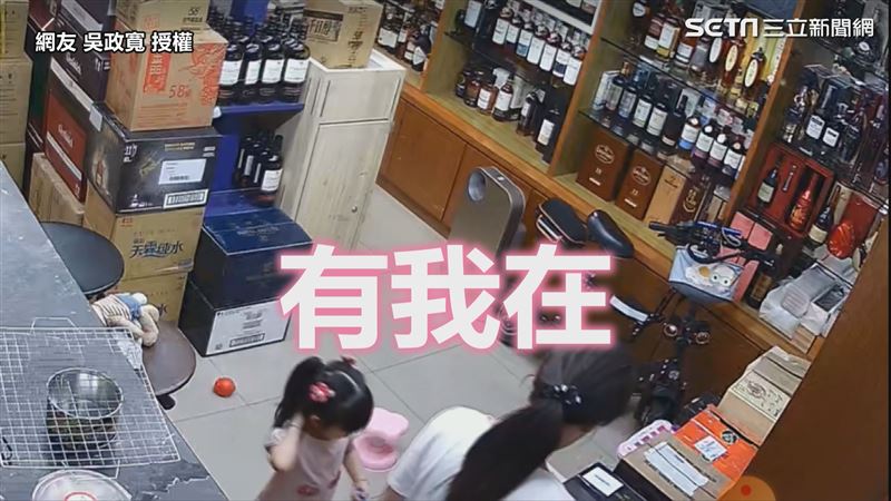 母遇小強嚇破膽　3歲娃暖喊：有我在
