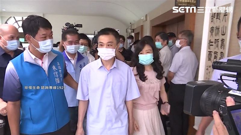 許崑源墜樓就在家…妻淚崩現身殯儀館