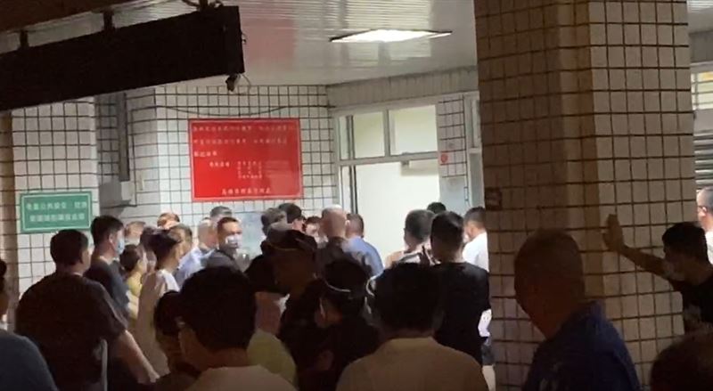 許崑源墜樓亡…殯儀館外吹狗螺30秒