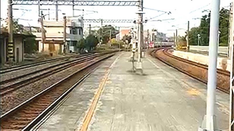 機車硬闖平交道遭撞　騎士見狀忙落跑