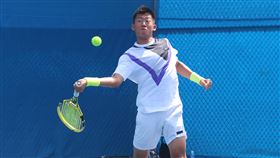 網球防疫盃　夜市球王曾俊欣男單奪冠台灣「夜市球王」曾俊欣6日在觀眾加油聲助陣下，越打越起勁，勇奪109年球星防疫盃全國網球錦標賽冠軍，曾俊欣表示，非常享受這次比賽。（中華民國網球協會提供）中央社記者黃巧雯傳真 109年6月6日