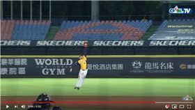 ▲吳東融空中抓飛鳥沒收安打。（圖／翻攝自CPBLTV）