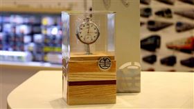 天梭TISSOT品牌「臺鐵紀念懷錶」，6月9日鐵路節限量69組販售。（圖／翻攝自交通部臺灣鐵路管理局TRA臉書粉絲專頁）