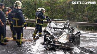 保時捷自撞成火球　車主：還好人沒事