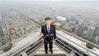 懼高阿中挑戰101樓Skyline