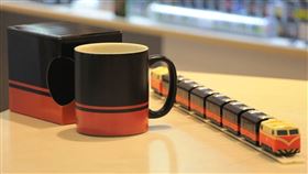 6月9日鐵路節，台鐵推出的2款全新周邊商品「鳴日號馬克杯」以及「鳴日號觀光迴力列車」。（圖／台鐵局提供）