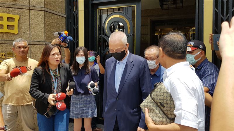 探許崑源遺屬　吳敦義2度悲痛落淚！