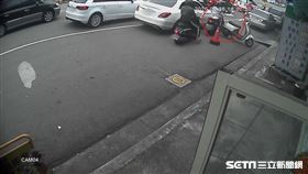 女騎車鑽縫釀事故／翻攝畫面