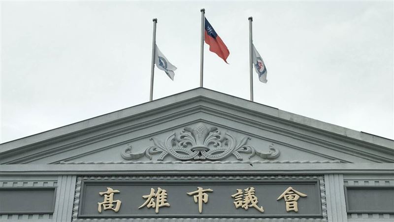 許崑源亡將補選　高市議會降半旗哀悼