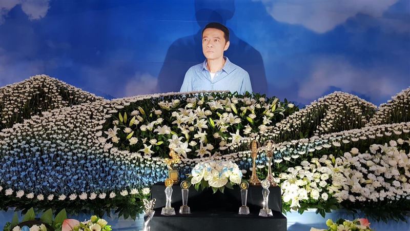 吳朋奉擁藍天伴鮮花　親友愛狗淚告別