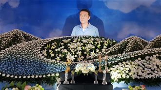 吳朋奉擁藍天伴鮮花　親友愛狗淚告別