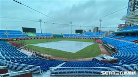 桃園棒球場因雨延賽。（圖／記者王怡翔攝影）