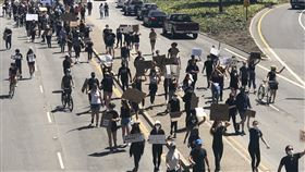 反歧視抗議延燒舊金山  民眾上街訴求改革美國非裔男子佛洛伊德之死引發全美各地示威潮，舊金山矽谷巴羅艾托6日舉行和平示威活動，千人走上汽車通行的主要幹道上，經過的車輛大鳴喇叭表示支持。中央社記者周世惠舊金山攝　109年6月7日