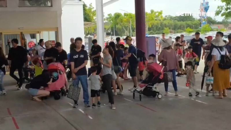 7日防疫解封免戴罩　遊客湧遊樂園