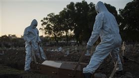 巴西里約熱內盧緊急挖墳墓
圖／美聯社／達志影像