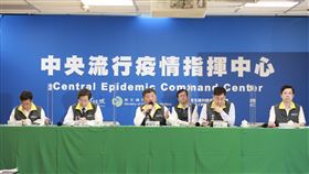 連56天無本土武漢肺炎病例　僅剩6人隔離中央流行疫情指揮中心指揮官陳時中（前中）宣布，台灣7日沒有新增武漢肺炎（2019冠狀病毒疾病，COVID-19）確診個案，已連續56天沒有本土病例，430人解除隔離，僅剩6人還在隔離。（中央流行疫情指揮中心提供）中央社　109年6月7日