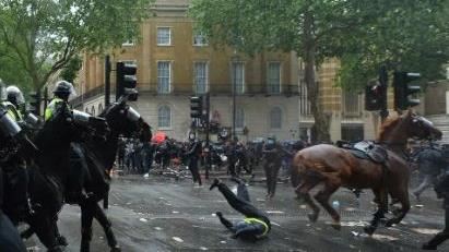 女騎警墜馬重傷　倫敦示威14員警傷