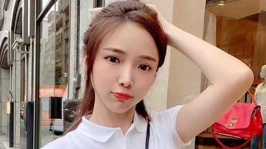 正妹DJ背包用餐　超深乳溝狠夾肩帶