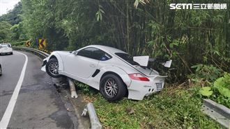 保時捷自撞護欄　後方BMW衰遭波及