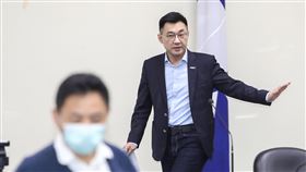 江啟臣主持國民黨中常會（3）中國國民黨20日下午在中央黨部舉行中常會，由黨主席江啟臣（右）主持，江啟臣抵達會場時向與會中常委揮手致意。中央社記者裴禛攝　109年5月20日