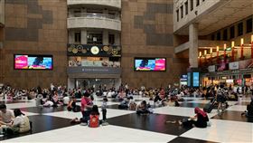 解封首日　台鐵北車大廳現人潮席地而坐國內疫情趨緩，中央流行疫情指揮中心宣布7日起，大規模鬆綁各項社會活動限制；台鐵台北車站大廳湧現人潮席地而坐，台鐵公告呼籲民眾在大廳內保持社交距離、避免群聚、維持環境清潔。（民眾提供）中央社記者余曉涵傳真　109年6月7日