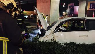 酒駕後果！他飛撞分隔島車爛腿還斷了