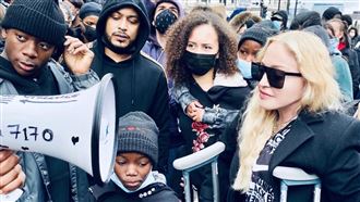 瑪丹娜撐拐杖挺人權　笑喊有肺炎抗體