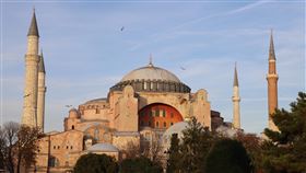 伊斯坦堡聖索菲亞博物館土耳其總統艾爾段指示研究將聖索菲亞博物館（圖）改造成清真寺，此一定位問題恐再度挑起牽涉宗教、政治和東西方文化糾葛的敏感神經。圖攝於108年11月3日。中央社記者何宏儒伊斯坦堡攝   109年6月7日