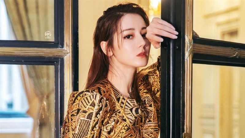 男粉衝上台求婚　迪麗熱巴解圍高EQ