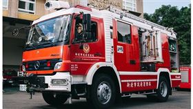 「新北消防發爾麵」粉專今（8）天貼照發文寫道，【22歲/不靠爸/開千萬名車】，照片中包括隧道專用器材車、72公尺雲梯車、空氣壓縮泡沫滅火重型機車、山貓鏟裝機、怪手挖掘機等。
圖／翻攝臉書
