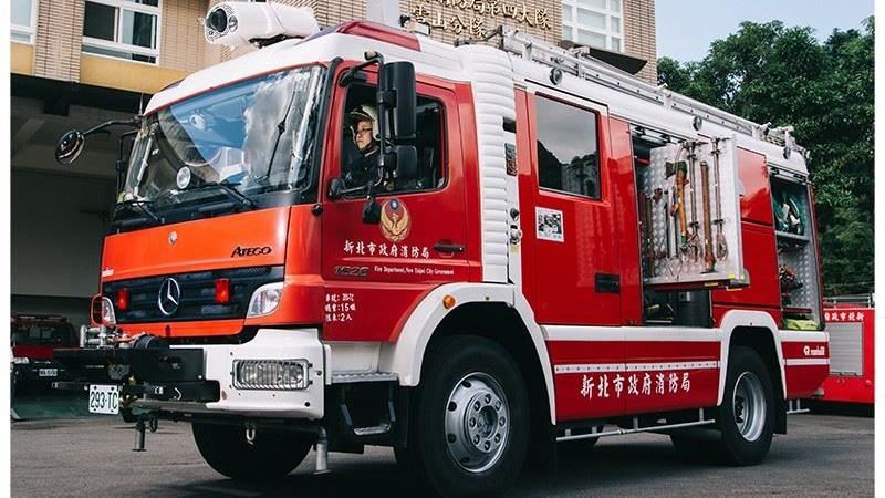 22歲不靠爸開千萬名車！路人全讓路