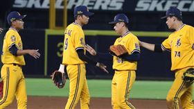 中信兄弟獲勝慶祝。（圖／中信兄弟提供）