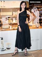 簡沛恩賣珍奶口味洗髮精。（記者邱榮吉/攝影）