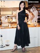 簡沛恩賣珍奶口味洗髮精。（記者邱榮吉/攝影）