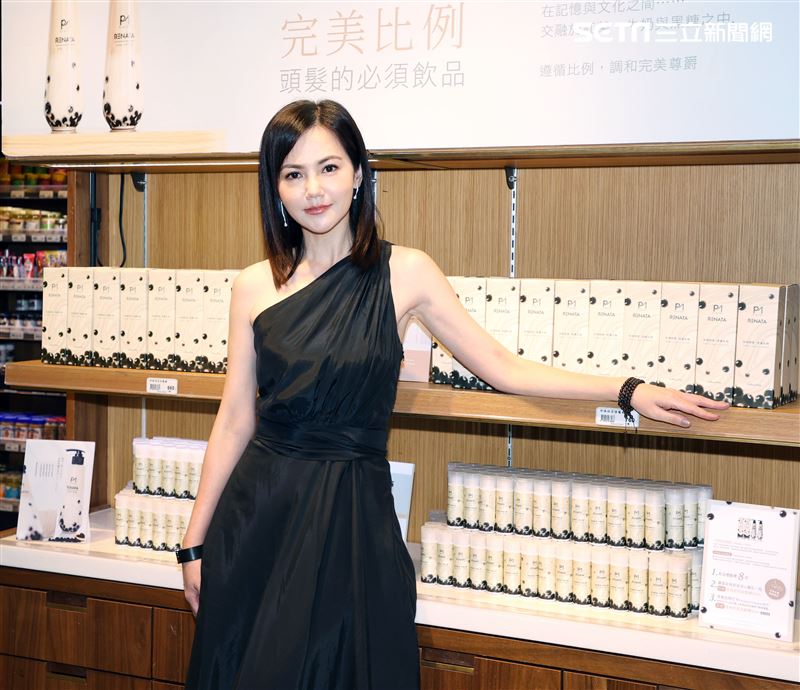 簡沛恩賣珍奶口味洗髮精。（記者邱榮吉/攝影）