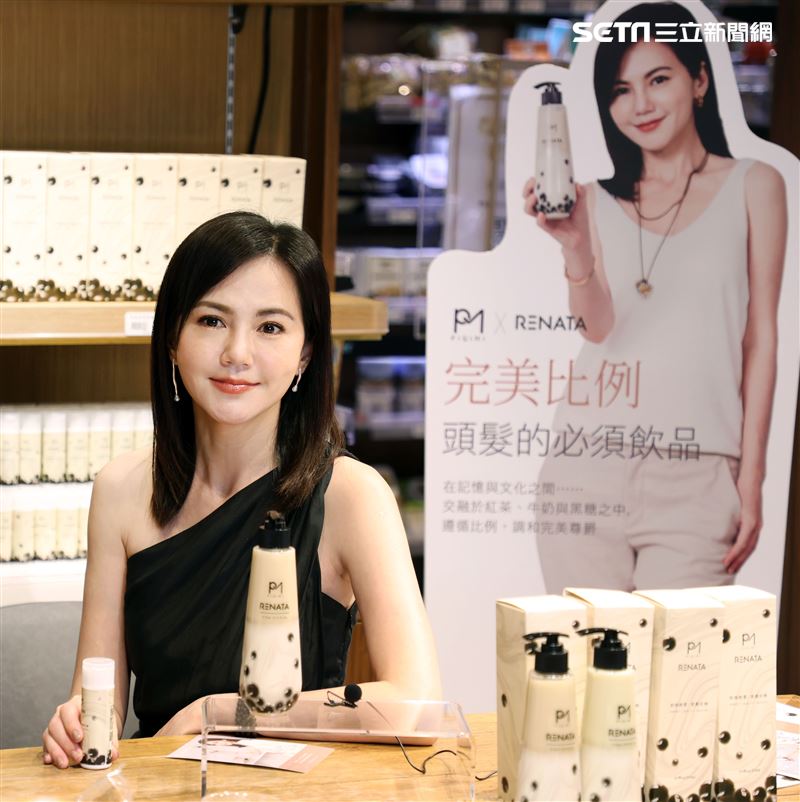 簡沛恩賣珍奶口味洗髮精。（記者邱榮吉/攝影）