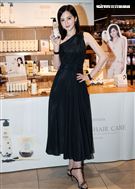 簡沛恩賣珍奶口味洗髮精。（記者邱榮吉/攝影）