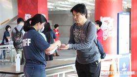 ▲官辦熱身賽斗六球場入場防疫消毒。（資料圖／記者劉彥池攝影）