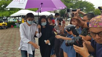 罷韓後首現身！李佳芬抵靈堂悼許崑源