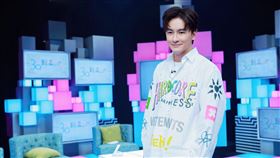 鄭元暢近來上炎亞綸、唐綺陽、Sandy（吳姍儒）主持的公視實境談話節目《36題愛上你》。圖／公視提供