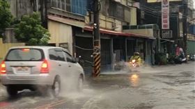 雨彈狂炸馬路淹成河！彰化彰員路封閉（圖／翻攝畫面）