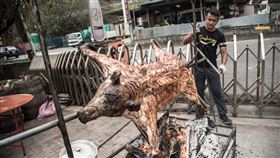 南投首創原住民烤豬認證南投縣首創「南投原鄉原住民烤豬認證」，課程邀烤大豬達人、專業廚師、消保官等各領域專家授課，學員還要通過學科及術科測驗。（南投縣政府提供）中央社記者蕭博陽南投縣傳真　109年6月8日