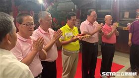 大甲媽遶境擲筊／廟方提供