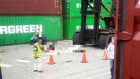 推高機,碾壓,新北,汐止,長榮貨櫃場（圖／翻攝畫面）