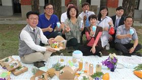 台南花園水道博物館推野餐套票武漢肺炎疫情解封，台南山上花園水道博物館的餐飲業者推出野餐套票組合，並提供野餐墊出租，台南市文化局副局長周雅菁（前左4）與民進黨立委郭國文（左）8日出席發表會，鼓勵民眾到戶外走走，享受在地美食。中央社記者楊思瑞攝  109年6月8日