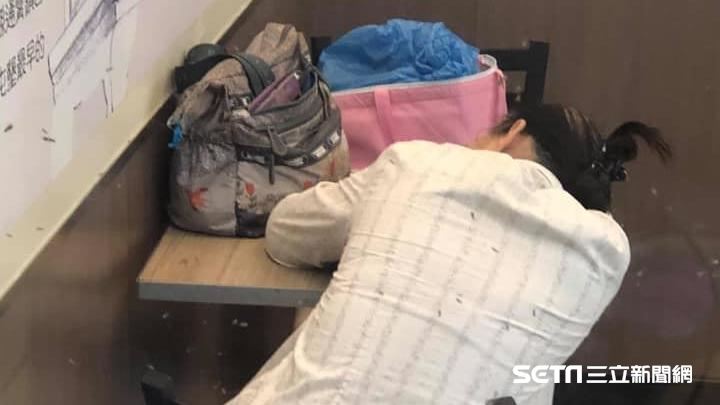 大鬧拱天宮後慘了　蘇大媽狼狽睡超商