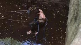 ▲羅伯茲掉進泥坑。（圖／翻攝自IG）