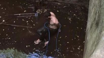 被狗追掉泥坑　6天之後呼叫才被聽到