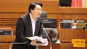 促紙風車進駐基隆　林右昌：樂觀其成紙風車劇團位在新北市八里的幕後工作室日前發生火警，基隆市長林右昌（前）8日表示，近期會與基金會執行長李永豐碰面討論，紙風車劇團若能搬來基隆，市府樂觀其成。中央社記者王朝鈺攝　109年6月8日